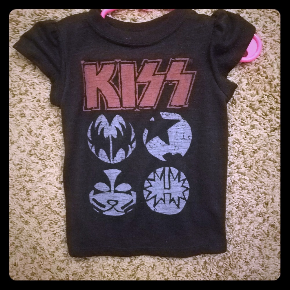 Kiss tee